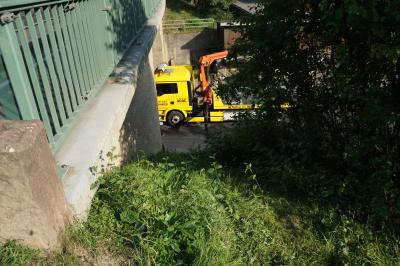 PKW fliegt von der Strasse und faehrt Boeschung hinunter in Grossbottwar